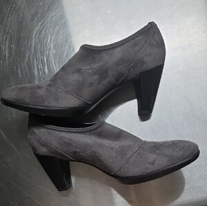 Ecco Gray Suede Heels Minimalist Design